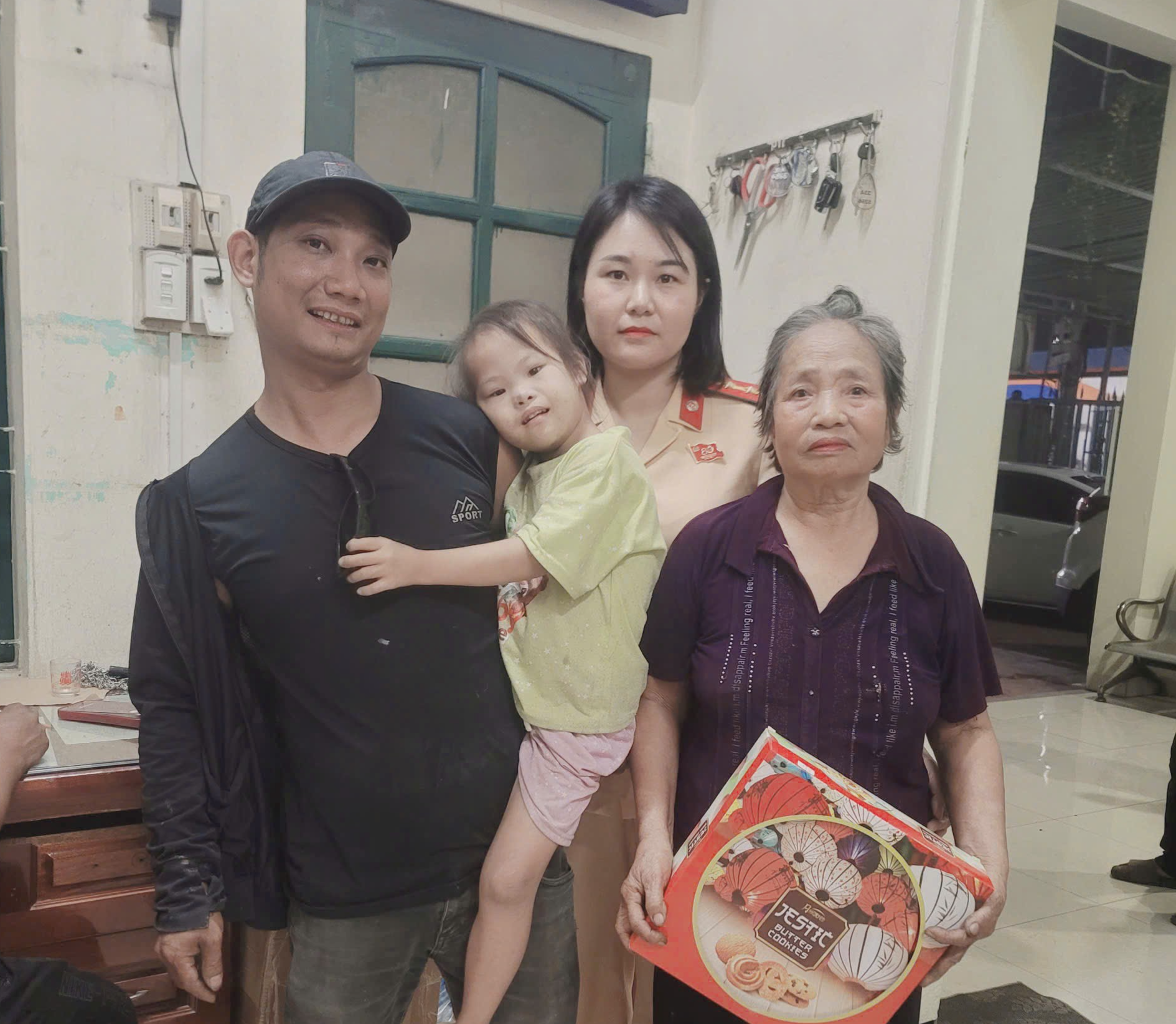 Nữ Cảnh sát giao thông Hà Nội kịp thời giúp cháu bé đi lạc Nữ Cảnh sát giao thông Hà Nội kịp thời giúp cháu bé đi lạc