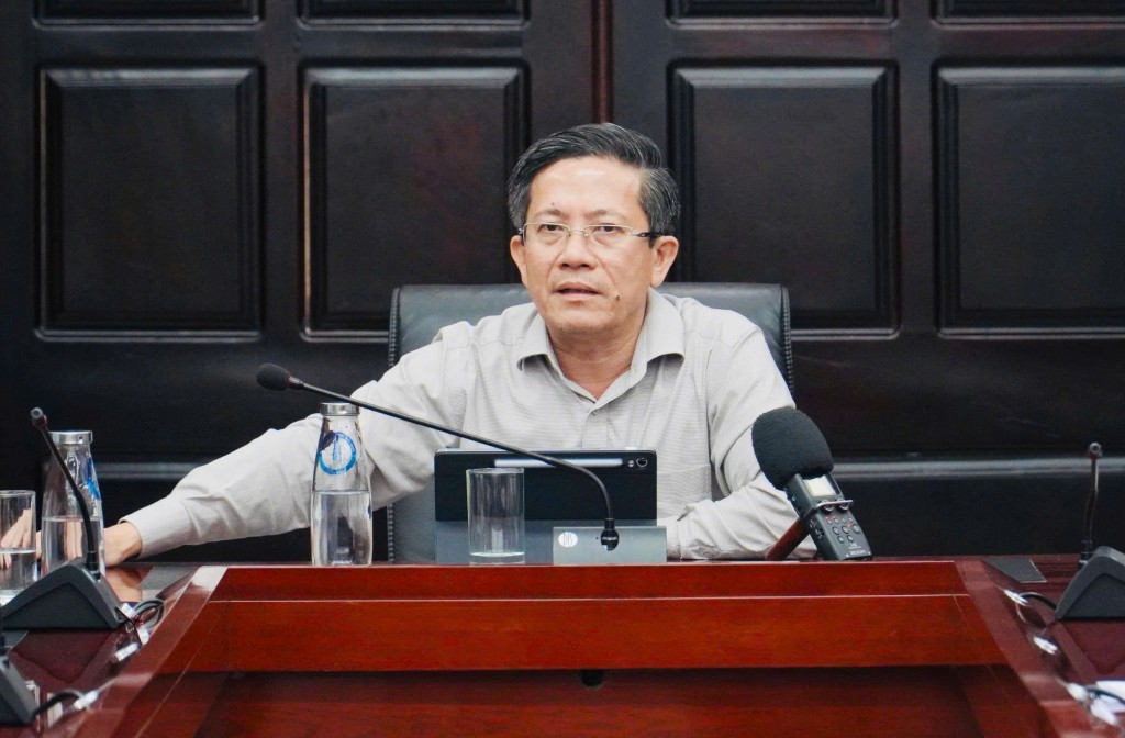 Phó Chủ tịch UBND TP Đà Nẵng Trần Nam Hưng yêu cầu tất cả xã, phường thực hiện nghiêm nhiệm vụ trực 24/24 và giữ kết nối liên tục, nắm rõ tình hình dự báo và thực tế (Ảnh: danang.gov)