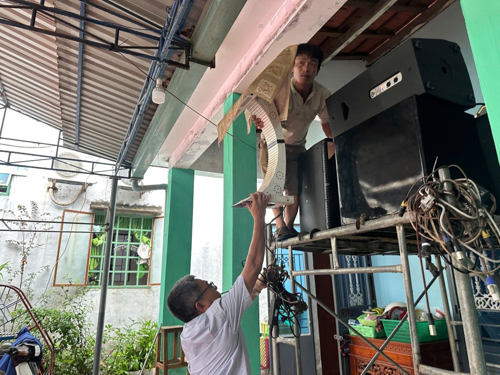 Người dân khu vực trung thấp khẩn trương kê cao đồ đạc, di dời đến nơi an toàn trước bão số 12 (Ảnh Đ.Minh)