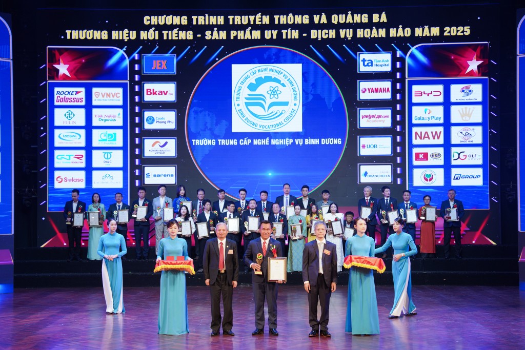 Trường Trung cấp nghề Nghiệp vụ Bình Dương vinh dự nhận được giải thưởng Người thầy mở lối nghề cho những người yếu thế bằng trái tim nhân hậu