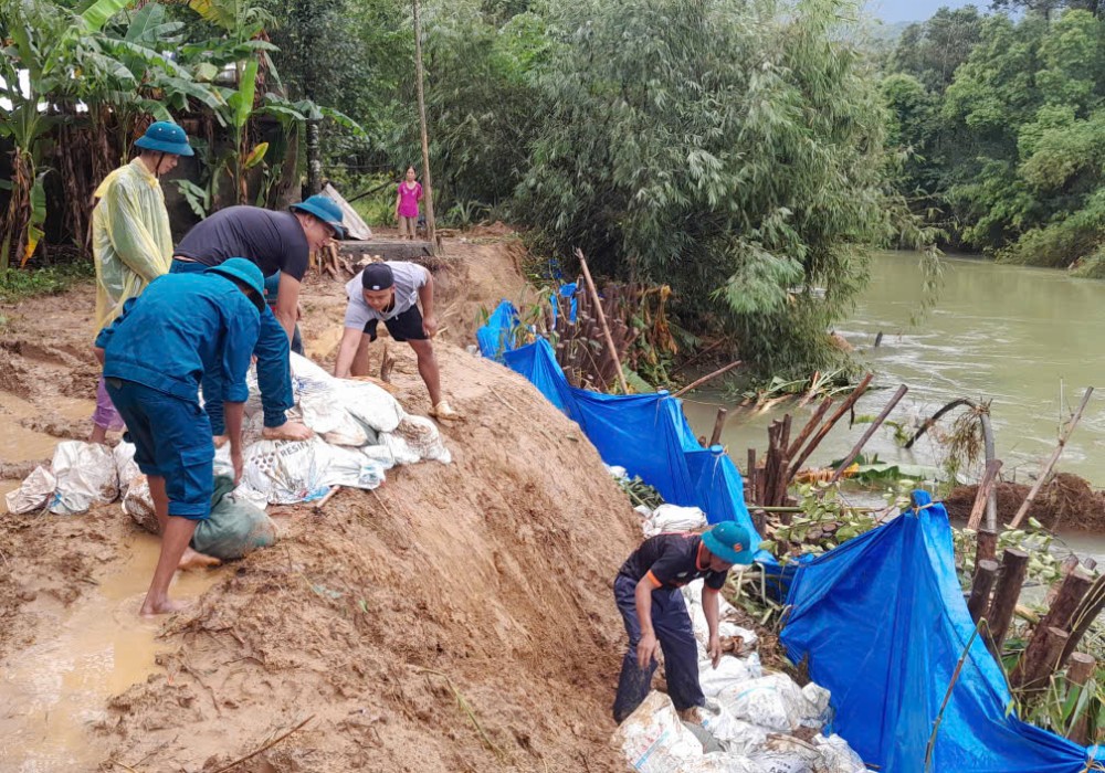 Bộ CHQS thành phố Huế huy động lực lượng khắc phục sạt lở bờ sông tại xã Chân  Mây – Lăng Cô