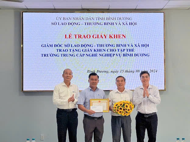 Trường Trung cấp nghề Nghiệp vụ Bình Dương nhận giấy khen của Sở Lao động thương binh và xã hội Trường Trung cấp nghề Nghiệp vụ Bình Dương nhận giấy khen của Sở Lao động thương binh và xã hội