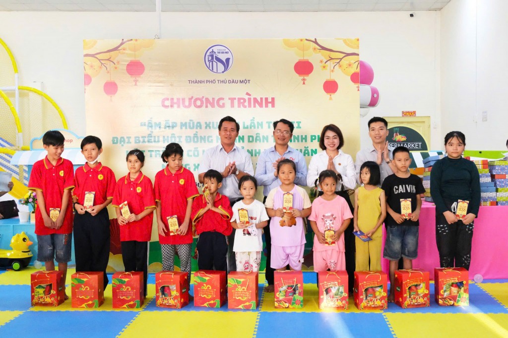 Ông Lê Ngọc Thức đồng hành cùng hội doanh nhân trẻ Thủ Dầu Một trao tặng quà cho trẻ em có hoàn cảnh khó khăn Ông Lê Ngọc Thức đồng hành cùng hội doanh nhân trẻ Thủ Dầu Một trao tặng quà cho trẻ em có hoàn cảnh khó khăn