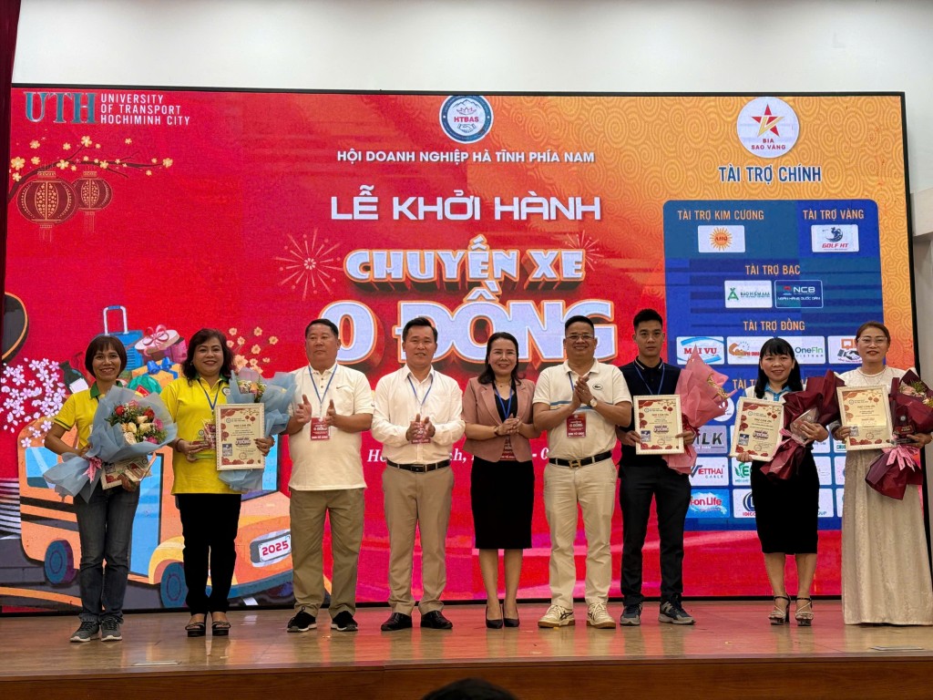 Ông Lê Ngọc Thức đồng hành cùng hội doanh nghiệp Hà Tĩnh trong chương trình Người thầy mở lối nghề cho những người yếu thế bằng trái tim nhân hậu