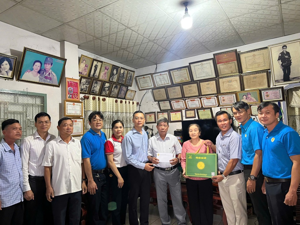 Ông Lê Ngọc Thức đồng hành cùng hội doanh nhân trẻ Thủ Dầu Một trao tặng quà cho gia đình chính sách vào ngày thương binh liệt sĩ 27/7 Ông Lê Ngọc Thức đồng hành cùng hội doanh nhân trẻ Thủ Dầu Một trao tặng quà cho gia đình chính sách vào ngày thương binh liệt sĩ 27/7