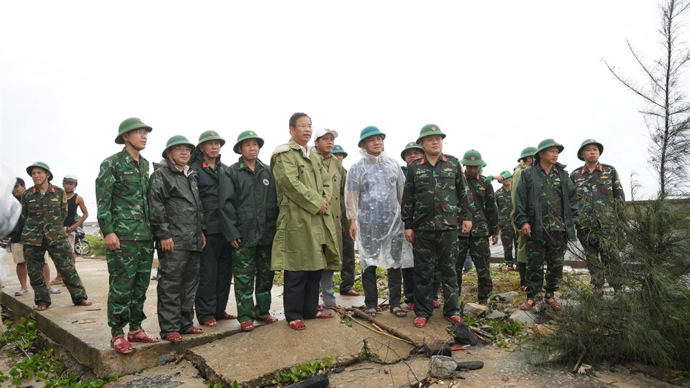 Phó Bí thư Thường trực Thành ủy Huế Phạm Đức Tiến kiểm tra điểm sạt lở ven biển tại thôn Mỹ Cảnh, xã Vinh Lộc