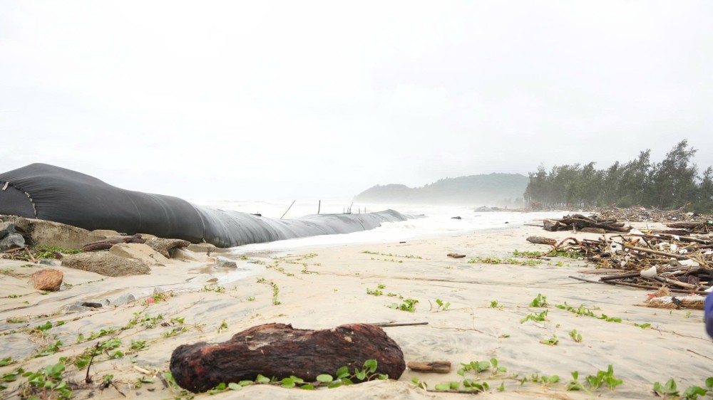 Điểm sạt lở ven biển tại thôn Mỹ Cảnh, xã Vinh Lộc