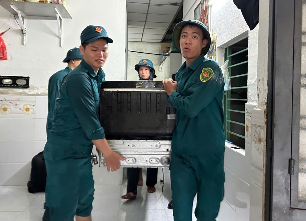 Bộ đội, dân quân tự vệ và lực lượng dân phòng đã được huy động đến từng khu vực xung yếu, hỗ trợ dân chuyển đồ đạc, vận động người dân di chuyển khỏi vùng nguy hiểm (Ảnh Đ.Minh) Bộ đội, dân quân tự vệ và lực lượng dân phòng đã được huy động đến từng khu vực xung yếu, hỗ trợ dân chuyển đồ đạc, vận động người dân di chuyển khỏi vùng nguy hiểm (Ảnh Đ.Minh)