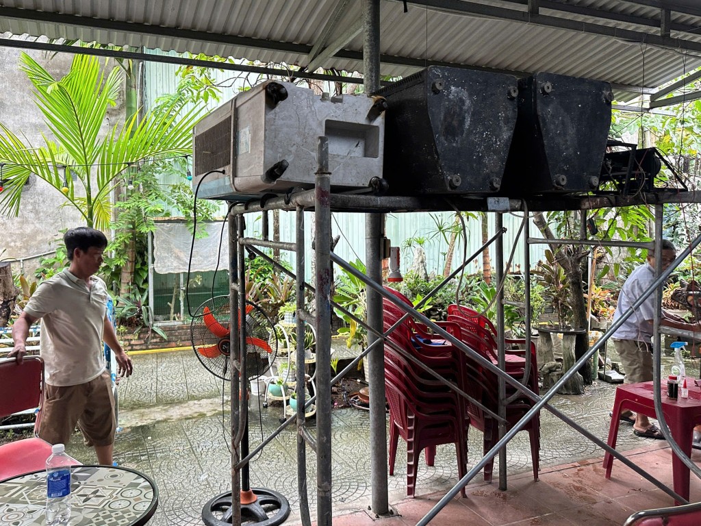 Người dân đã chủ động kê cao đồ đạc, đưa ô tô, xe máy đi gửi chỗ cao tránh ngập lụt, hư hỏng (Ảnh Út Vũ) Người dân đã chủ động kê cao đồ đạc, đưa ô tô, xe máy đi gửi chỗ cao tránh ngập lụt, hư hỏng (Ảnh Út Vũ)