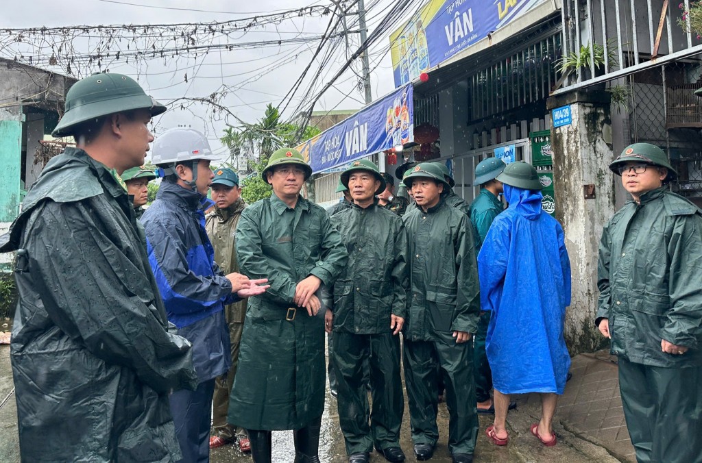 Đoàn kiểm tra công tác ứng phó bão số 12 do Đại tá Phan Đại Nghĩa, Phó Tư lệnh kiêm Tham mưu trưởng Quân khu 5 làm trưởng đoàn (Ảnh Đ.Minh) Đoàn kiểm tra công tác ứng phó bão số 12 do Đại tá Phan Đại Nghĩa, Phó Tư lệnh kiêm Tham mưu trưởng Quân khu 5 làm trưởng đoàn (Ảnh Đ.Minh)