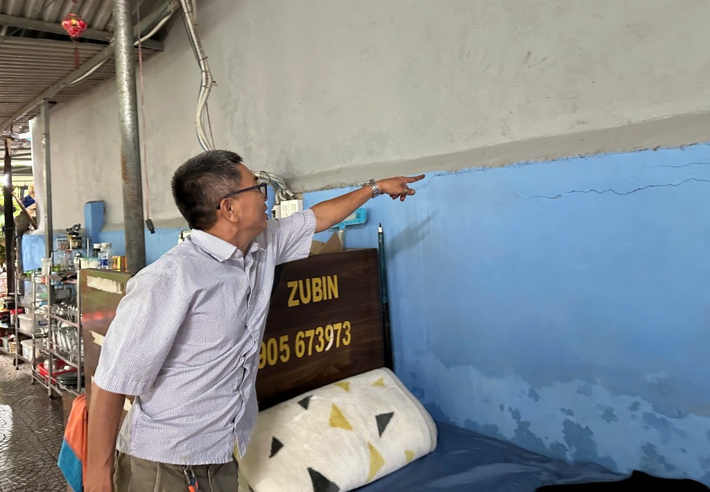 Người dân chỉ vào mốc mực nước lũ dâng gây ngập sâu các năm trước (Ảnh Út Vũ) Người dân chỉ vào mốc mực nước lũ dâng gây ngập sâu các năm trước (Ảnh Út Vũ)