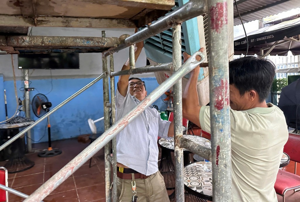 Người dân đang khẩn trương di dời tài sản và vật dụng thiết yếu lên vị trí cao, hoàn thành trước 17h chiều nay (Ảnh Út Vũ) Người dân đang khẩn trương di dời tài sản và vật dụng thiết yếu lên vị trí cao, hoàn thành trước 17h chiều nay (Ảnh Út Vũ)