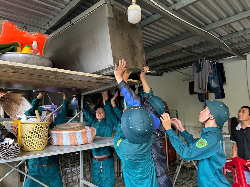 Lực lượng chức năng ưu tiên hỗ trợ các hộ gia đình có người già, neo đơn, hộ yếu thế và các hộ khó khăn (Ảnh Út Vũ) Lực lượng chức năng ưu tiên hỗ trợ các hộ gia đình có người già, neo đơn, hộ yếu thế và các hộ khó khăn (Ảnh Út Vũ)