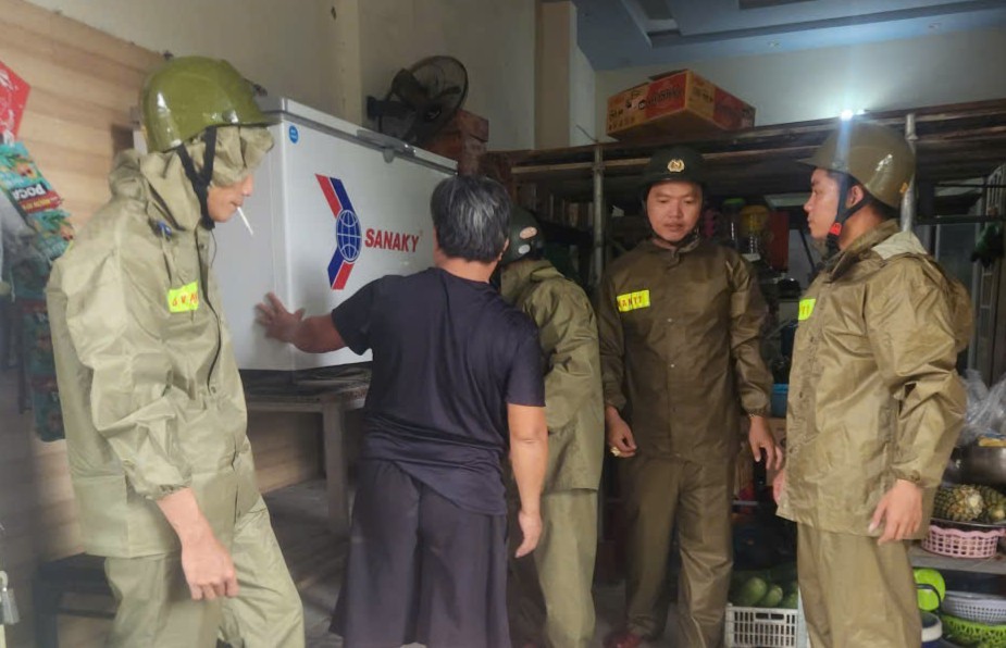 Lực lượng chức năng hỗ trợ người dân chèn chống mái tôn, gia cố cửa, vận chuyển kê dỡ tài sản đến nơi an toàn (Ảnh Út Vũ) Lực lượng chức năng hỗ trợ người dân chèn chống mái tôn, gia cố cửa, vận chuyển kê dỡ tài sản đến nơi an toàn (Ảnh Út Vũ)