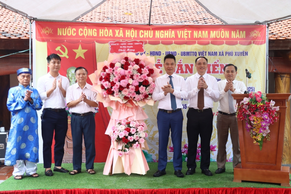 Lãnh đạo xã Phú Xuyên dự lễ gắn biển công trình trên địa bàn