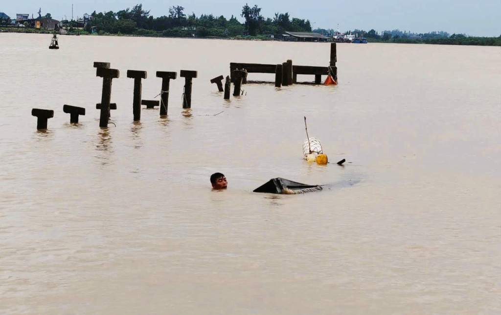 2 chiếc ghe, thuyền của người dân ở xã Cửa Việt bị chìm do thủy triều dâng, neo đậu bất cẩn 