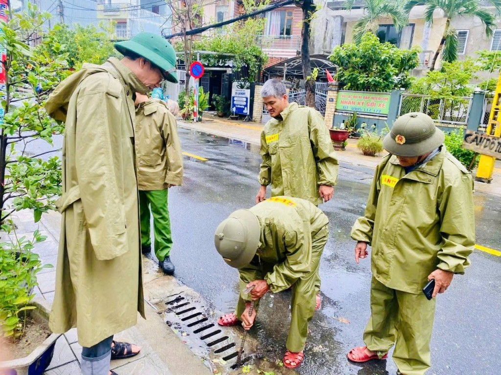 Công an phường Sơn Trà hỗ trợ người dân khơi thông cống rãnh, chặt tỉa cây xanh có nguy cơ gãy đổ, chủ động phòng ngừa thiệt hại do mưa bão.