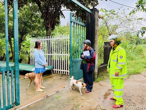 Công an phường Sơn Trà tích cực vận động và hỗ trợ 20 hộ dân sinh sống tại khu vực Suối Đá (bán đảo Sơn Trà) di dời đến nơi trú ẩn an toàn.