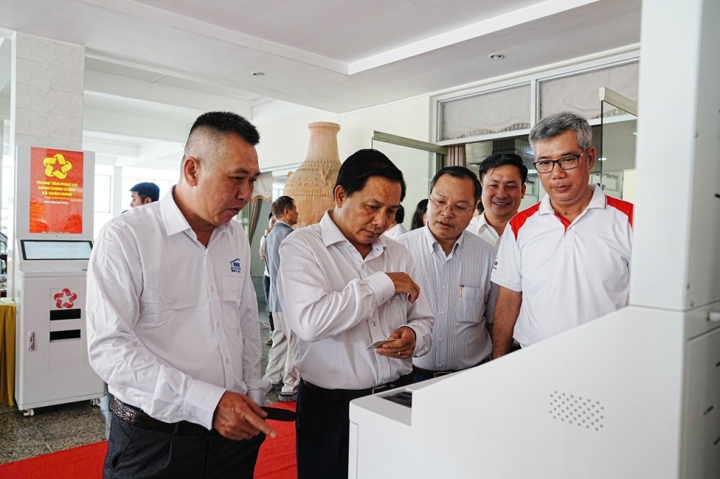 Đồng chí Trần Văn Lâu, Bí thư Tỉnh ủy Vĩnh Long trải nghiệm Hệ thống giải pháp EZYSERVE AIB phục vụ hành chính công của xã Châu Hưng, tỉnh Vĩnh Long do Công ty cổ phần Lê Bảo Minh phối hợp triển khai Đồng chí Trần Văn Lâu, Bí thư Tỉnh ủy Vĩnh Long trải nghiệm Hệ thống giải pháp EZYSERVE AIB phục vụ hành chính công của xã Châu Hưng, tỉnh Vĩnh Long do Công ty cổ phần Lê Bảo Minh phối hợp triển khai