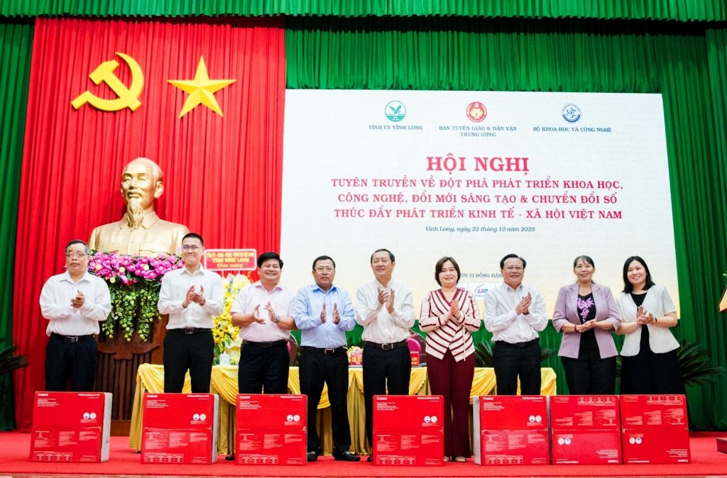 Đồng chí Huỳnh Thành Đạt và nhà báo Lê Nam Tư trao tặng 10 máy in Canon cho Ban Tuyên giáo và Dân vận các tỉnh, thành phố tham dự Hội nghị Đồng chí Huỳnh Thành Đạt và nhà báo Lê Nam Tư trao tặng 10 máy in Canon cho Ban Tuyên giáo và Dân vận các tỉnh, thành phố tham dự Hội nghị