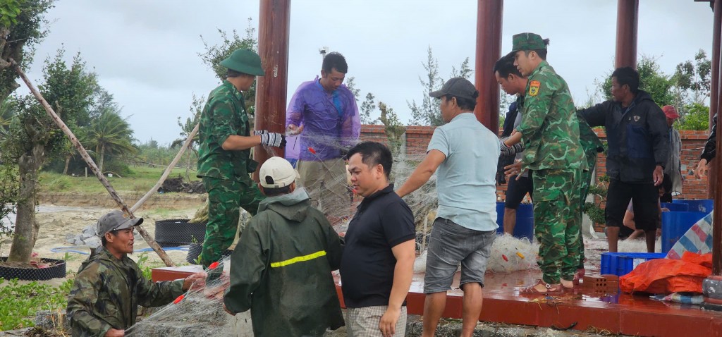 Sóng đánh tan tác, người dân nuôi cá lồng bè thiệt hại nặng nề