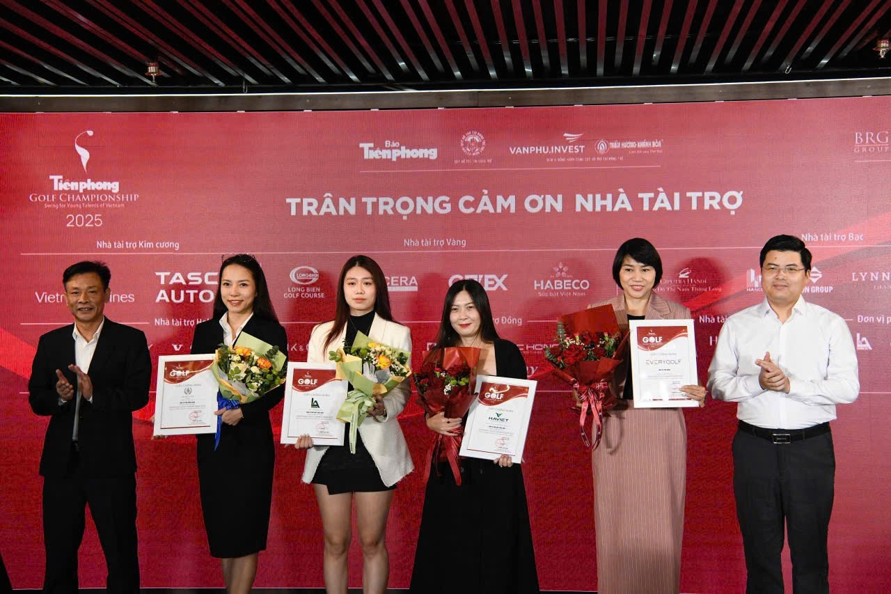 Ông Hoàng Đức Nam và ông Nguyễn Tân Anh trao Chứng nhận tài trợ cho các Nhà tài trợ Đồng hành giải. 0.jpg