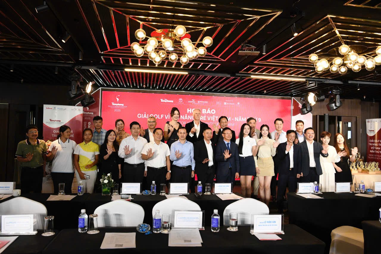 Về phía Ban tổ chức, có nhà báo Phùng Công Sưởng - Tổng Biên tập báo Tiền Phong, Giám đốc Quỹ Hỗ trợ Tài năng trẻ Việt Nam, Trưởng ban Tổ chức giải; nhà báo Lê Minh Toản - Phó Tổng Biên tập báo Tiền Phong; ông Phạm Tấn Đạt - Phó Tổng Thư ký Hiệp hội Golf Việt Nam; nhà báo Lê Xuân Sơn - Nguyên Tổng Biên tập báo Tiền Phong; nhà báo Vũ Tiến - Nguyên Phó Tổng Biên tập báo Tiền Phong. 1-1895.jpg