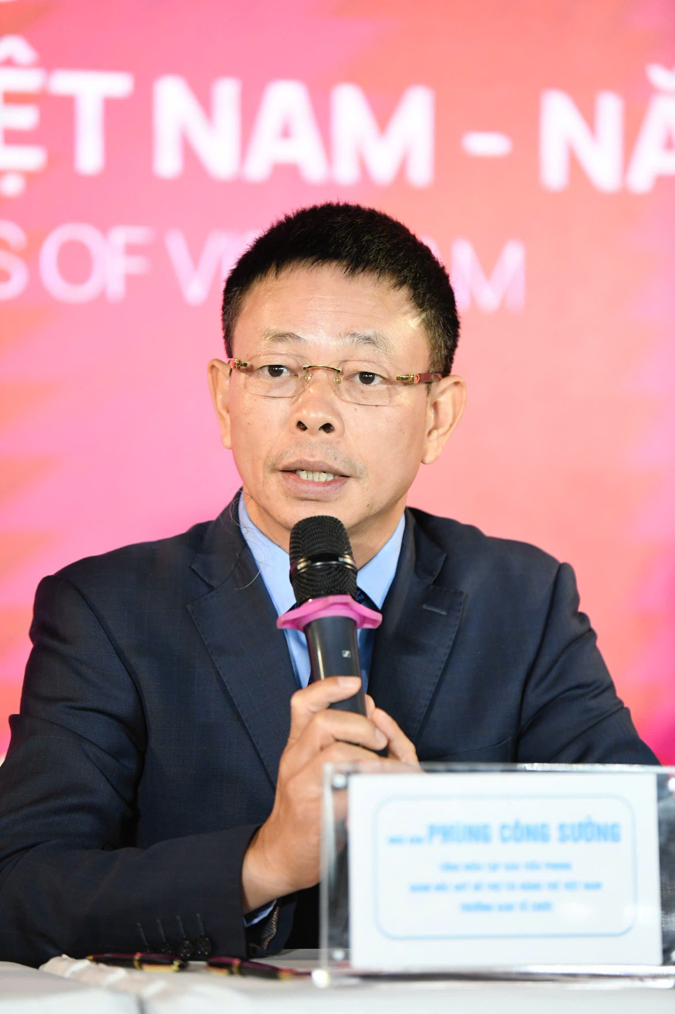 Phóng viên Phương Trang (báo Lao Động) hỏi về kỳ vọng về mùa giải năm nay, nhà báo Phùng Công Sưởng cho biết: "Đầu tiên, thông qua Tiền Phong Golf Championship muốn lan tỏa tình yêu golf và phát triển cộng đồng golfer. Tiếp đến, Ban tổ chức muốn gây Quỹ Hỗ trợ Tài năng trẻ Việt Nam. Và cuối cùng, phát hiện, bồi dưỡng các tài năng trẻ trong bộ môn golf. Như đã thấy, Tiền Phong Golf Championship là một sân chơi bổ ích và ngày càng thu hút nhiều golfer có tuổi đời rất trẻ nhưng rất tài năng". 1-4083.jpg