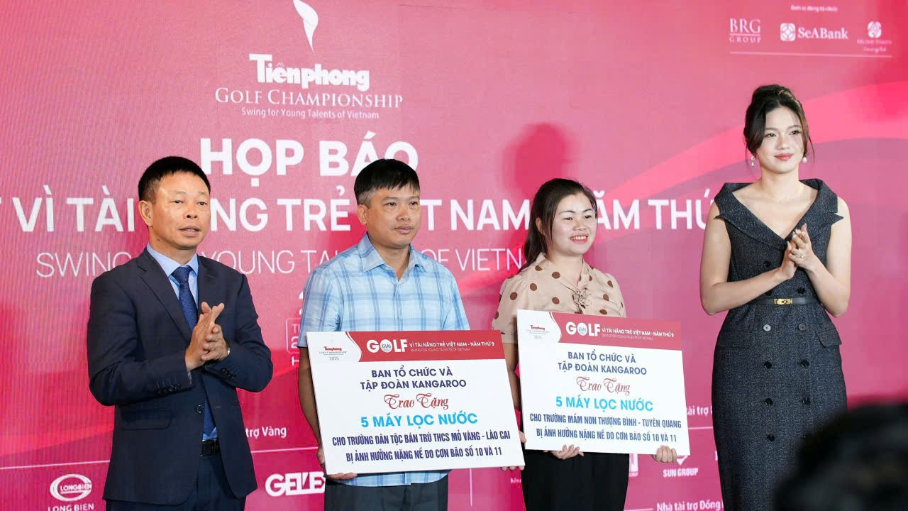 Nhà báo Phùng Công Sưởng; Á hậu 1 Hoa hậu Việt Nam 2016 Ngô Thanh Thanh Tú - Đại diện Tập đoàn Kangaroo, trao 10 máy lọc nước mang thương hiệu Kangaroo tặng thầy cô giáo và các em học sinh tại các điểm trường bị ảnh hưởng nặng nề do cơn bão số 10 (bão BuaLoi) và 11 (bão Matmo). Cô giáo Hoàng Thị Mạo - Hiệu trưởng Trường Mầm non Thượng Bình, đóng trên địa bàn xã Đồng Tâm (trường thuộc vùng đặc biệt khó khăn của tỉnh Tuyên Quang) và thầy Trần Quốc Vương - Phó Hiệu trưởng Trường dân tộc bán trú Trung học cơ sở Mỏ Vàng (tỉnh Lào Cai) đại diện cho hai điểm trường nhận phần quà ý nghĩa. 1-6282.jpg