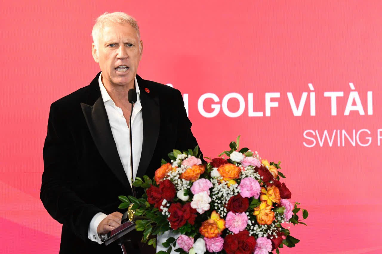 Đại diện cho các đơn vị đồng hành, ông Mark Reeves - Phó Tổng giám đốc Tập đoàn BRG, chia sẻ: “Tôi rất vui và tự hào vì có mặt ở đây, tại một giải đấu mà Tập đoàn BRG đã 9 năm đồng hành. Việc chúng tôi chuyển địa điểm của giải đấu tới Sân golf Thiên Đường - Legend Valley Country Club bởi đây là một sân golf đẳng cấp, tại một địa phương có cảnh quan tuyệt đẹp. Chủ tịch Madame Nga của Tập đoàn BRG cam kết đồng hành cùng Tiền Phong Golf Championship cũng như nhiều sự kiện khác do báo Tiền Phong tổ chức bởi những ý nghĩa cao cả, bao gồm việc thúc đẩy tài năng trẻ Việt Nam trên mọi lĩnh vực. Chúng tôi cũng hy vọng góp phần vào sự phát triển của golf Việt, giúp các tài năng golf Việt Nam vươn tầm thế giới”. 1-8261.jpg