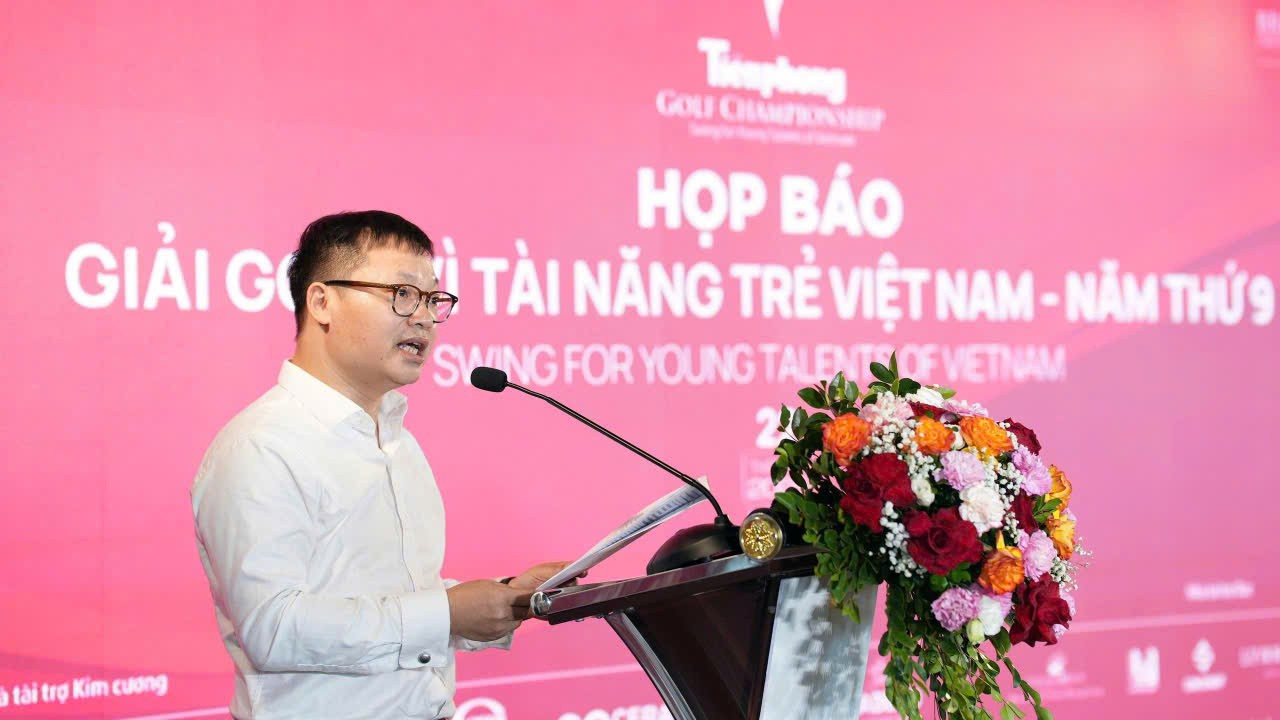 Ông Phạm Tấn Đạt - Phó Tổng thư ký Hiệp hội Golf Việt Nam, giới thiệu luật thi đấu và hệ thống giải thưởng của giải đấu. 10.jpg