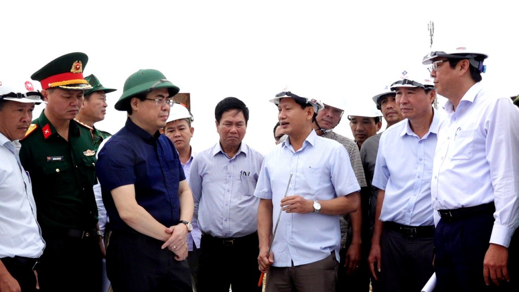 Chủ tịch UBND tỉnh Quảng Ngãi Nguyễn Hoàng Giang kiểm tra thực tế tình hình phòng, chống, ứng phó với cơn bão số 12 tại công trình khắc phục, chống sạt lở bờ biển khu vực xã An Phú 