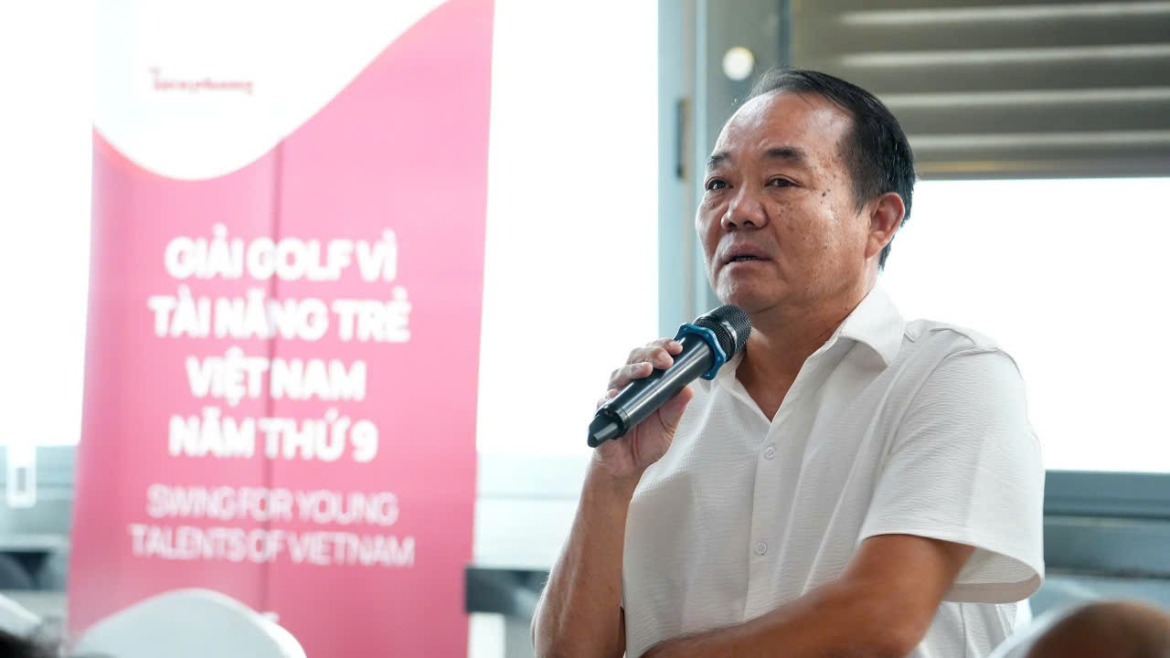 Ông Nguyễn Bảo Toàn, bố của nhà đương kim Vô địch Nguyễn Bảo Châu, chia sẻ, Bảo Châu đã có cú hích khi vô địch Tiền Phong Golf Championship 2024, sau đó giành một số thành tích lớn tiếp theo. Ông hỏi về việc trong tương lai, Tiền Phong Golf Championship có thể tổ chức vòng loại ở khu vực miền Nam và miền Trung nhằm tạo cơ hội cho các golfer trẻ ở các khu vực?. Nhà báo Phùng Công Sưởng cho biết, Ban tổ chức sẽ cân nhắc và nếu điều kiện có thể, sẽ tổ chức vòng loại trong năm tới, khi Tiền Phong Golf Championship kỷ niệm mùa thứ 10. Ông Mark Reeves cũng nhấn mạnh, Tập đoàn BRG luôn ủng hộ và đồng hành với giải đấu, sẵn lòng hỗ trợ các giải tiếp theo. 2-7317.jpg