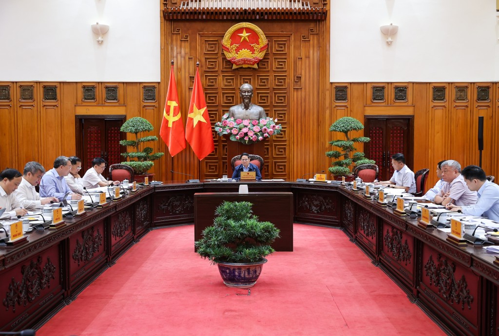 Thường trực Chính phủ thảo luận về tiếp thu, giải trình ý kiến thành viên Chính phủ về dự thảo Nghị định hướng dẫn thi hành Nghị quyết số 197/2025/QH15 của Quốc hội; cho ý kiến vào dự thảo Nghị định về quản lý tàu bay không người lái và phương tiện bay khác; cho ý kiến vào dự thảo Nghị định sửa đổi, bổ sung một số điều các nghị định về biên giới, biên phòng quốc gia - Ảnh: VGP/Nhật Bắc
