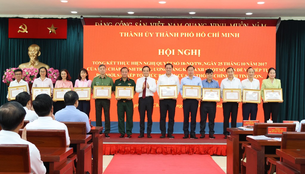 Bí thư Thành ủy TP.Hồ Chí Minh Trần Lưu Quang trao Bằng khen cho các tập thể có thành tích xuất sắc trong thực hiện Nghị quyết số 18-NQ/TW của Ban Chấp hành Trung ương Đảng Bí thư Thành ủy TP.Hồ Chí Minh Trần Lưu Quang trao Bằng khen cho các tập thể có thành tích xuất sắc trong thực hiện Nghị quyết số 18-NQ/TW của Ban Chấp hành Trung ương Đảng