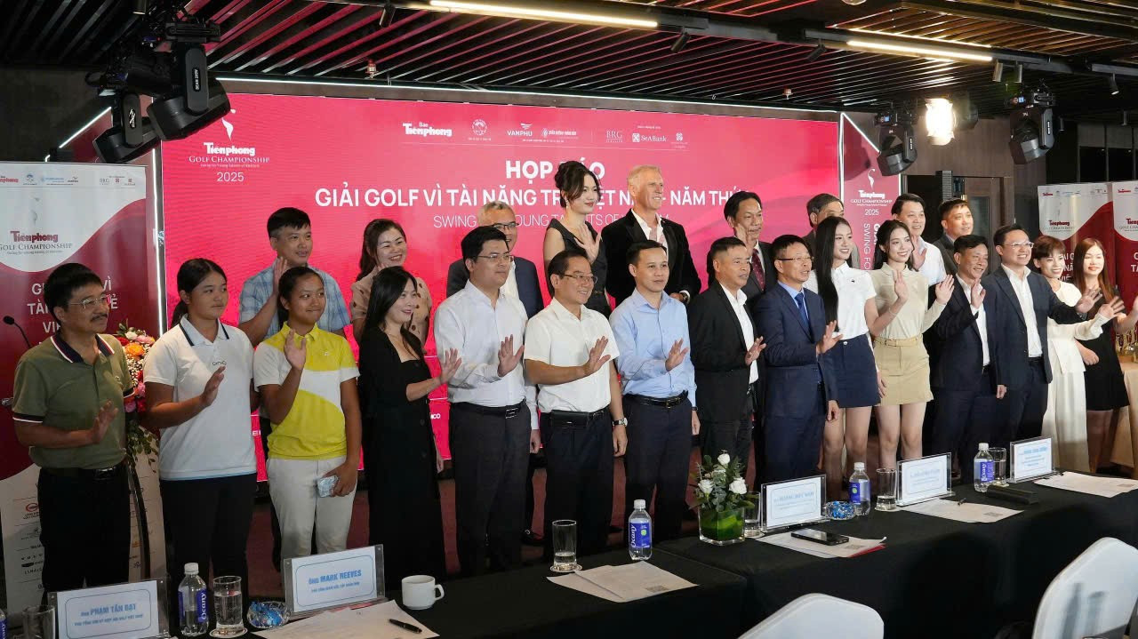 Các vị đại biểu, khách quý, các nhà tài trợ, các hoa hậu, á hậu, người đẹp, golfer và Ban tổ chức chụp hình lưu niệm. 3-9793.jpg