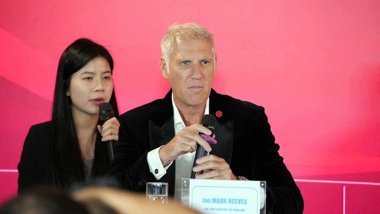 Phóng viên Nguyễn Hưng (24h.com) hỏi về lý do lựa chọn Sân golf Thiên Đường - Legend Valley Country Club, cũng như các khó khăn khi chuyển sang địa điểm mới. Ông Mark Reeves nói: "Tập đoàn BRG rất vinh dự và tự hào trong 9 năm đồng hành cùng giải đấu. Chúng tôi có rất nhiều sân golf đẳng cấp trên khắp Việt Nam, nhưng chúng tôi chọn Sân golf Thiên Đường - Legend Valley Country Club bởi sân này, bên cạnh tiêu chuẩn quốc tế và nhận nhiều giải thưởng, là một sân rất nhiều thử thách. Đồng thời, quảng bá cảnh quan tuyệt đẹp của Ninh Bình, sân golf và hệ thống nhà hàng, khu ẩm thực, trung tâm hội nghị, khu spa và dịch vụ giải trí cao cấp kèm theo”. 3-98.jpg