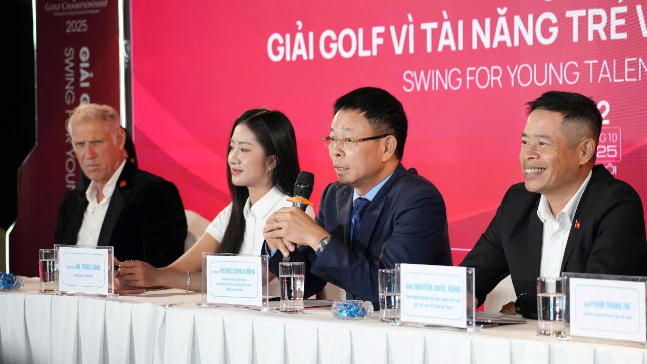 Về hệ thống giải thưởng, nhà báo Phùng Công Sưởng chia sẻ, Tiền Phong Golf Championship 2025 có hệ thống giải thưởng hấp dẫn, bao gồm 3 xe Volvo giá trị ở các hố HIO. Qua các mùa chưa golfer nào thành công với thử thách HIO và hy vọng với sự thay đổi địa điểm sẽ có golfer làm nên lịch sử. Bên cạnh đó, giá trị mà Tiền Phong Golf Championship mang lại chính là trải nghiệm không dễ có, vừa được cọ xát, giao lưu với các golfer hàng đầu, vừa đóng góp giá trị cho cộng đồng thông qua Quỹ hỗ trợ Tài năng trẻ Việt Nam. 4-9035.jpg