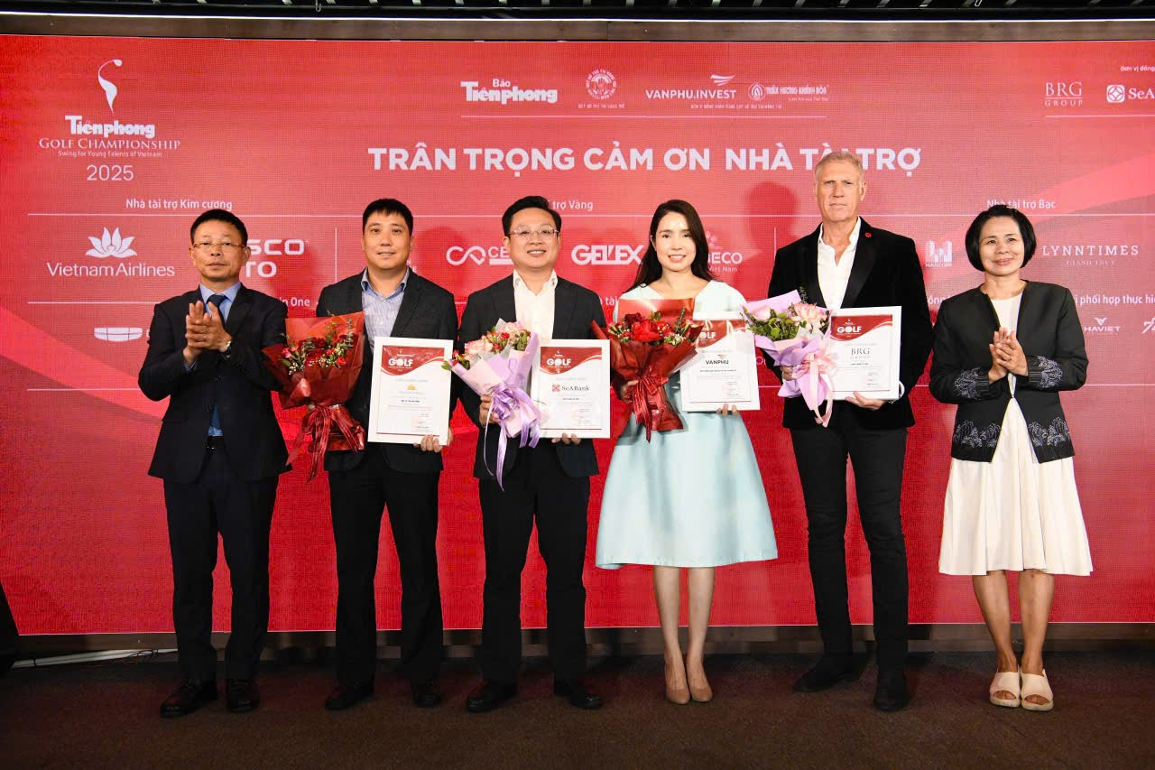 Bà Lê Thị Hoàng Yến và nhà báo Phùng Công Sưởng trao Chứng nhận tài trợ Quỹ Hỗ trợ Tài năng trẻ Việt Nam, đơn vị đồng tổ chức và Nhà tài trợ Kim cương. 4.jpg