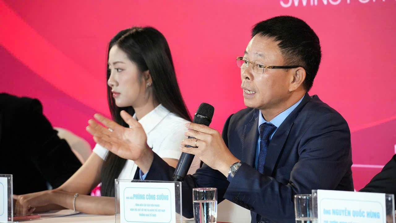 Phóng viên Bảo Ngọc (báo Tuổi trẻ) hỏi về các golfer đáng chú ý cũng như quy mô giải đấu. Nhà báo Phùng Công Sưởng cho biết, Tiền Phong Golf Champioship tuy là giải không chuyên nhưng có chất lượng chuyên môn cao vì đã giới thiệu rất nhiều gương mặt tài năng, đồng thời đóng góp vào sự phát triển của golf Việt. Giải đấu tự hào khi luôn có những golfer xuất sắc nhất tham dự. Mùa này, Ban tổ chức đã gửi lời mời tới top 3 của các mùa giải trước, hứa hẹn tạo nên một mùa giải đáng nhớ. Năm nay giải có 144 golfer tham dự đấu tại một sân 18 hố. 5-1290.jpg