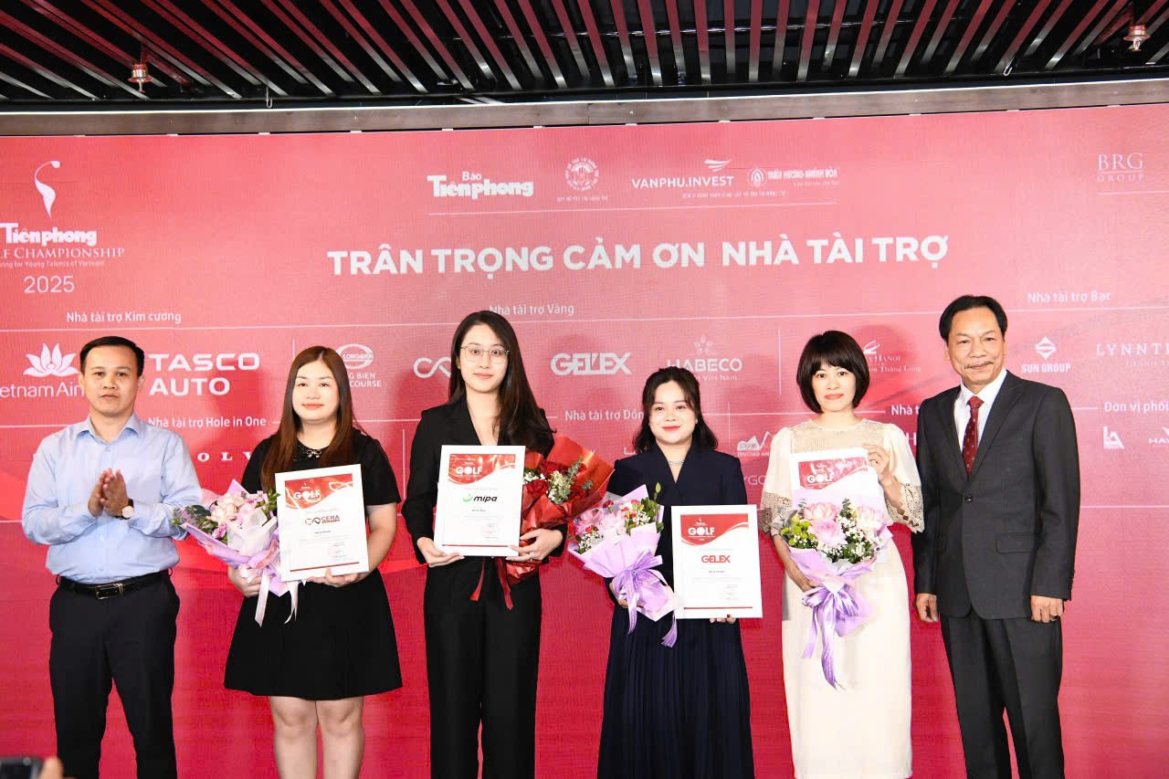 Ông Đỗ Công Tuân và nhà báo Lê Minh Toản trao Chứng nhận tài trợ cho Nhà tài trợ Vàng và Nhà tài trợ Bạc. 5.jpg