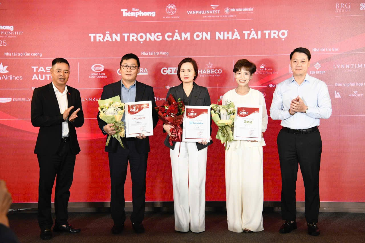 Ông Nguyễn Quốc Hùng và ông Nguyễn Trần Quang trao Chứng nhận tài trợ cho Nhà tài trợ Đồng. 6.jpg