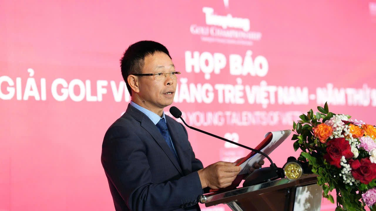 Nhà báo Phùng Công Sưởng cho biết, Giải Tiền Phong Golf Championship 2025 - Vì Tài năng trẻ Việt Nam sẽ diễn ra đúng vào dịp 72 năm Ngày báo Tiền Phong ra số đầu tiên (16/11/1953 - 16/11/2025). Trên hành trình hơn bảy thập kỷ qua, báo Tiền Phong luôn kiên định với sứ mệnh “đồng hành cùng tuổi trẻ Việt Nam” - không chỉ bằng ngòi bút, mà còn bằng những hoạt động xã hội, văn hóa, thể thao đầy tính nhân văn, lan tỏa tinh thần sống đẹp, cống hiến và khát vọng vươn lên của thế hệ trẻ. 7.jpg
