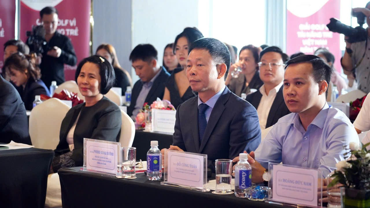 "Xuất phát từ tinh thần ấy, Giải Tiền Phong Golf Championship - Vì Tài năng trẻ Việt Nam được báo Tiền Phong khởi xướng năm 2017, không chỉ là sân chơi thể thao uy tín, mà còn là hoạt động thiện nguyện giàu ý nghĩa - nơi thể thao gắn liền với trách nhiệm xã hội, nơi mỗi golfer tham dự đều góp phần tiếp thêm nguồn lực cho Quỹ Hỗ trợ Tài năng trẻ Việt Nam, để tiếp sức cho những khát vọng, những ước mơ của người trẻ trên hành trình lập thân, lập nghiệp và cống hiến cho nước nhà", nhà báo Phùng Công Sưởng nói. 8.jpg