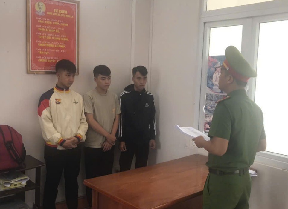 3 đối tượng bị bắt tạm giam gồm: Trần Lê Quang Nhật (sinh năm 2008, trú xã Tiên Phước), Lê Đức Hậu (sinh năm 2007) và Võ Minh Kiên (sinh năm 2008), cùng trú xã Chiên Đàn, thành phố Đà Nẵng. 
