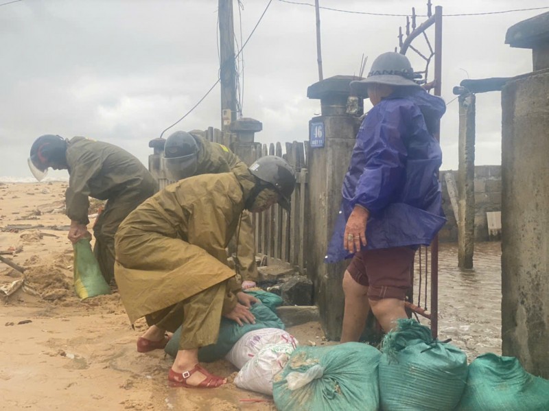 Công an phường Thuận An, TP Huế đóng bao cát giúp dân ngăn nước biển tràn vào nhà (Ảnh: CA) Công an phường Thuận An, TP Huế đóng bao cát giúp dân ngăn nước biển tràn vào nhà (Ảnh: CA)