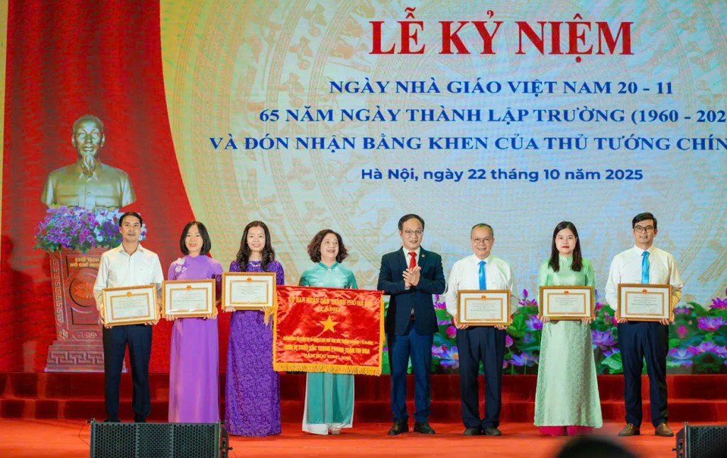 Giấy khen của UBND TP Hà Nội trao tặng cho các tập thể và cá nhân có thành tích xuất sắc trong công tác, góp phần vào sự phát triển của nhà trường. Giấy khen của UBND TP Hà Nội trao tặng cho các tập thể và cá nhân có thành tích xuất sắc trong công tác, góp phần vào sự phát triển của nhà trường.