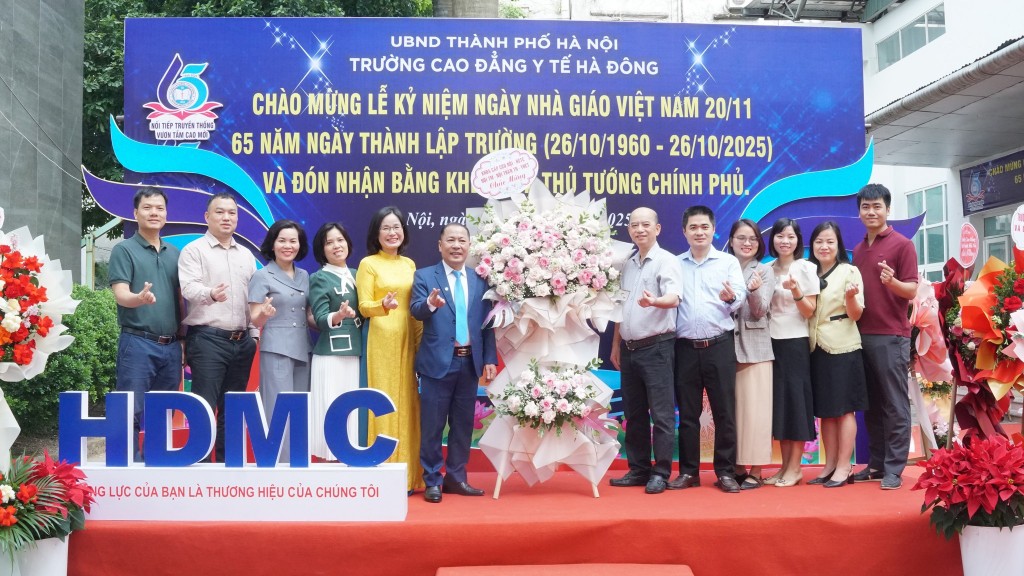 Đại diện các cơ quan, đơn vị trên địa bàn Thủ đô đến chúc mừng Trường Cao đẳng Y tế Hà Đông nhân dịp 65 năm xây dựng và phát triển. Đại diện các cơ quan, đơn vị trên địa bàn Thủ đô đến chúc mừng Trường Cao đẳng Y tế Hà Đông nhân dịp 65 năm xây dựng và phát triển.