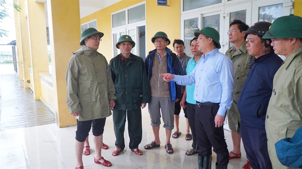 Phó Chủ tịch Thường trực UBND TP Huế Nguyễn Thanh Bình kiểm tra công tác phòng, chống bão lụt tại trường THCS Nguyễn Khoa Thuyên, phường Hoá Châu Phó Chủ tịch Thường trực UBND TP Huế Nguyễn Thanh Bình kiểm tra công tác phòng, chống bão lụt tại trường THCS Nguyễn Khoa Thuyên, phường Hoá Châu