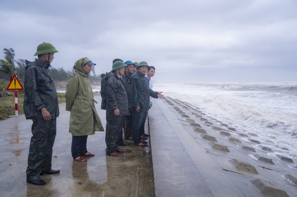 Phó Chủ tịch UBND TP Huế Phan Quý Phương kiểm tra tại điểm sạt lở xâm thực bờ biển thôn Hiền An Phó Chủ tịch UBND TP Huế Phan Quý Phương kiểm tra tại điểm sạt lở xâm thực bờ biển thôn Hiền An